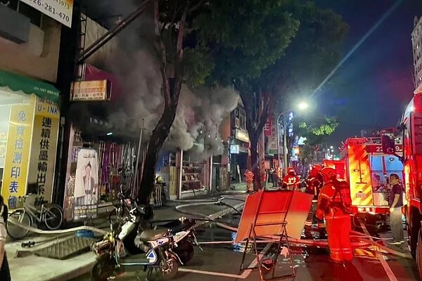 高雄楠梓區某五金千坪賣場發生大火。記者古和純／翻攝