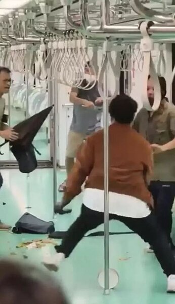 台中捷運21日發生砍人案，車廂內乘客見義勇為，避免傷亡擴大。圖／讀者提供