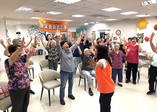 參與愛笑瑜伽帶動唱,長輩們笑得樂開懷。圖/新北市政府提供