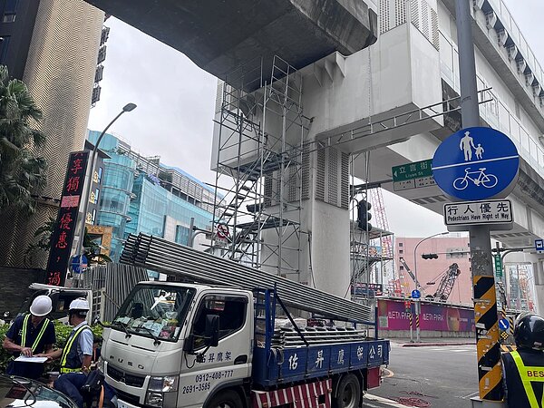 環狀線修復於23日開始進場搭設施工架及高空平台，以便進行後續修復工作。圖／新北市政府提供