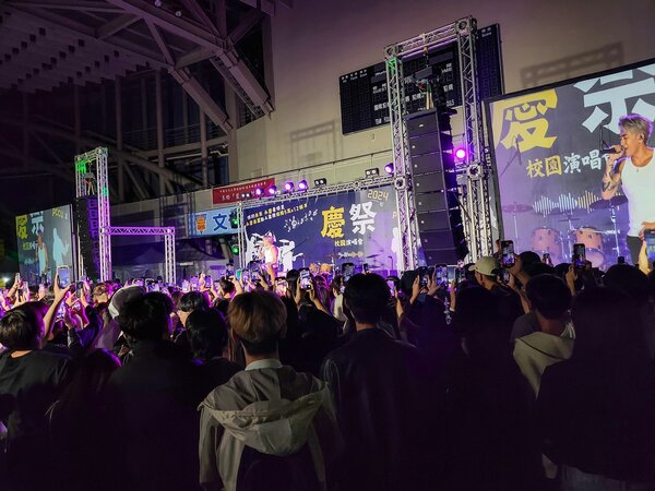 文化大學《2024年慶祭校園演唱會》熱血開唱，近兩千人次共襄盛舉。圖／文化大學提供