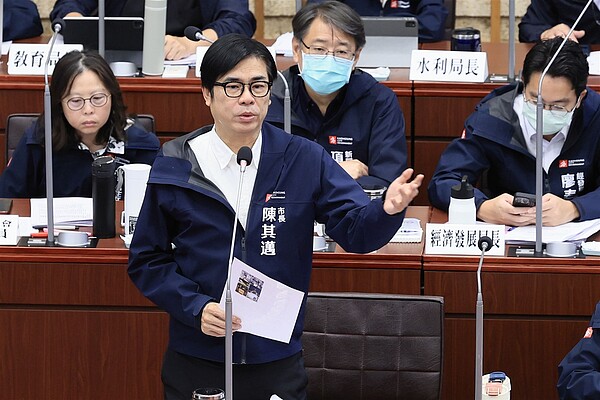 陳其邁回覆議員關切的高雄表參道計畫。圖／新聞局提供