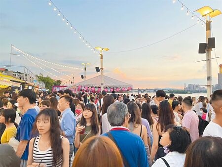 台北市文化局將重新開放街頭藝人在大稻埕碼頭展演，預計7月開放申請。圖為大稻埕碼頭貨櫃市集。（本報資料照片）