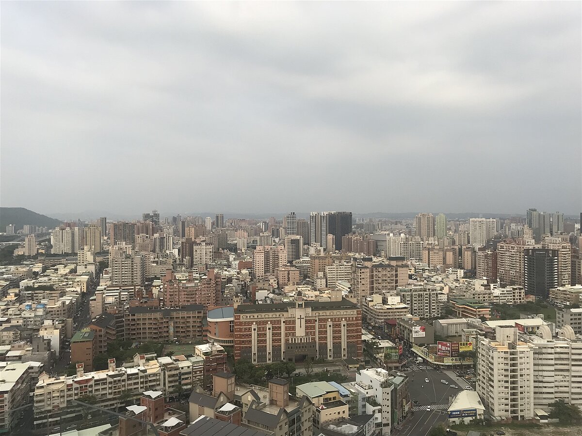 據內政部資料,近10年高雄市平均購屋屋齡中,2014年時平均購屋屋齡約15年,不過到2023年購買房屋的屋齡已經來到28年。高雄房市示意圖/記者游智文攝影