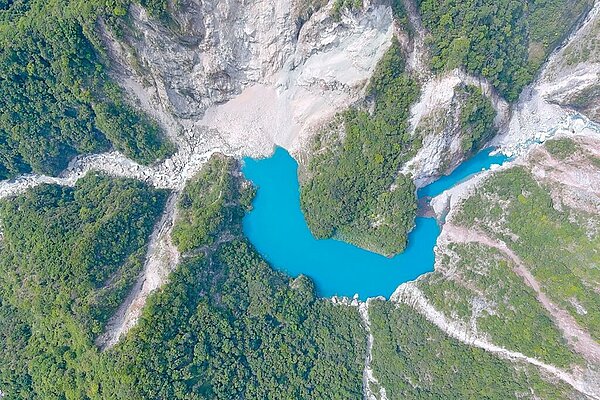 花蓮縣秀林鄉木瓜溪上游在0403強震後邊坡崩塌形成堰塞湖,湖面面積約5.6公頃,林業署表示,雖距部落較遠,但仍提醒下游民眾暫勿下溪床活動。圖/林業及自然保育署花蓮分署提供
