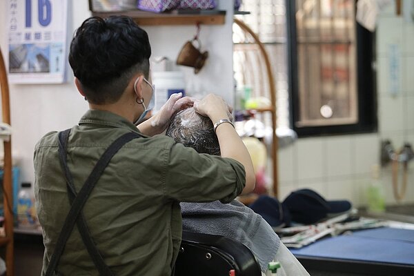 開業皮膚科醫師周宛儀說，除非本身頭皮就有些問題，否則一般狀態下使用髮蠟等產品和禿頭無關。示意圖／聯合報系資料照