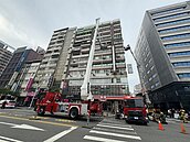 疑點精油釀禍！高雄大樓火警　雲梯車救出2受困老婦