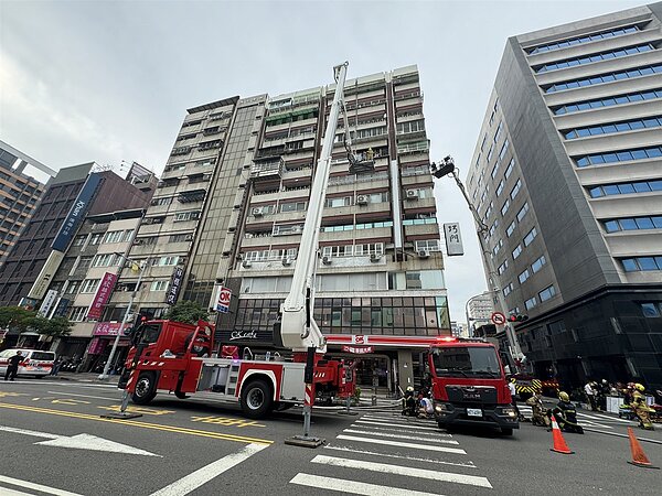 高雄市前金區七賢二路與文武一街口大樓24日上午發生火警,消防隊升上雲梯車救人。記者林保光/翻攝