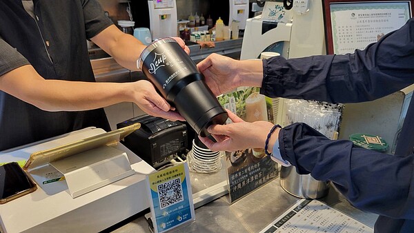 響應環保省荷包!中市加碼自備杯多折10元 i-cup台中市城市循環杯借用示意圖。圖/台中市府提供