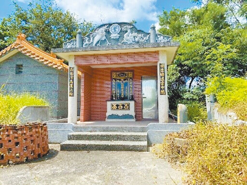 嘉義縣六腳鄉灣內一處農牧用地變墓地,不但有私人墳墓,還有家族墓園,縣府只能從墓碑追後代,追討補償金。圖/嘉義縣政府提供