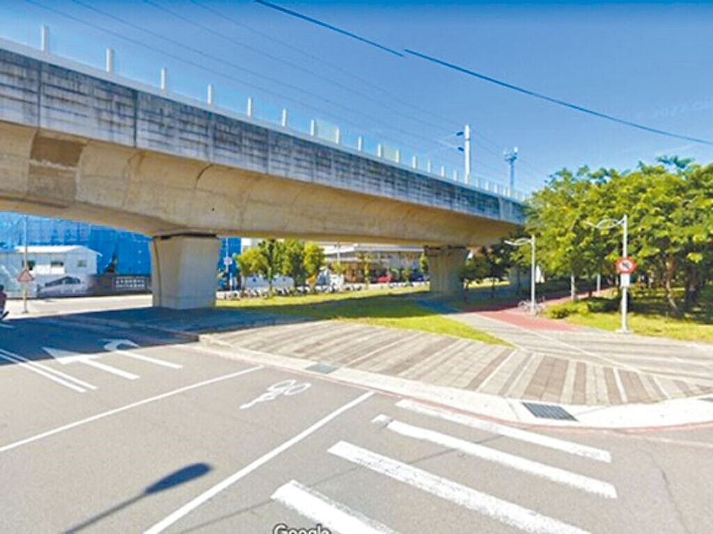 綠空廊道下的大慶火車站自行車道為共構，市府依交通相關規範畫設導引標線。圖／台中市政府觀旅局提供