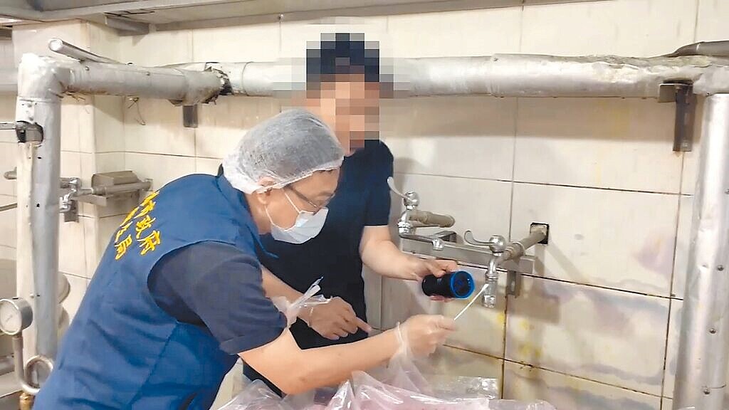 高雄市衛生局14日前往中正預校稽查,發現校內廚房有多項缺失,衛生局採集多項食材、環境檢體送驗。圖/高雄市衛生局提供