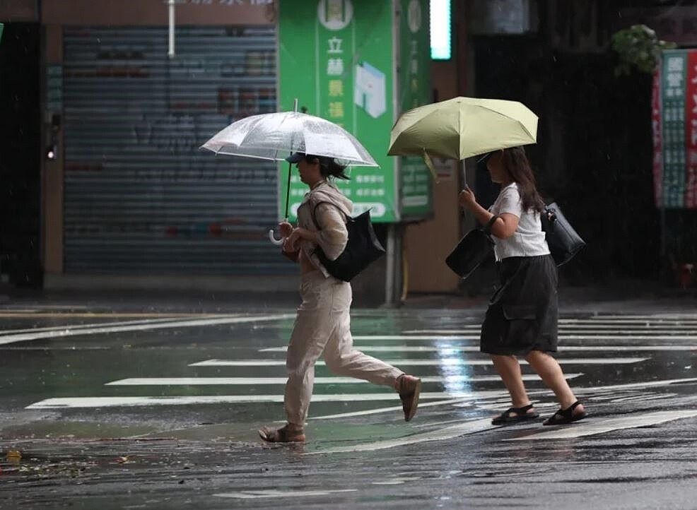 未來1周將受到2波東北季風影響，除迎風面有局部短暫降雨外，周六起北部、東半部地區高溫下降6度，從33度降至27度。聯合報系資料照
