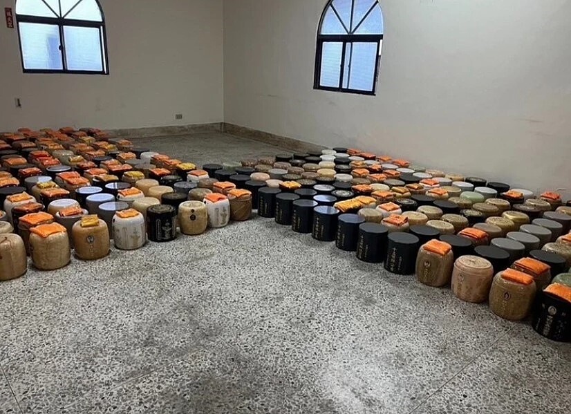 今年8月民眾前去豐原觀音山納骨堂祭祀祖先所拍攝之照片,骨灰罈被放置在地上,櫃位未修復。圖/民眾提供