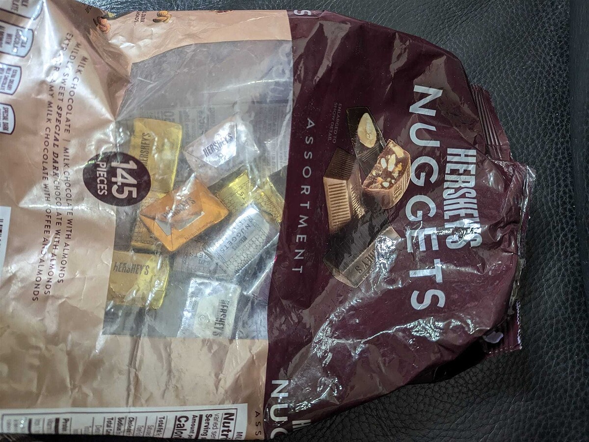 民眾爆料,知名品牌巧克力疑出現巨大白蟲。圖/截取自臉書COSTCO好市多商品消費心得分享區