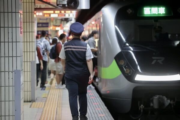 新版電價上路，交通部長陳世凱承諾，台鐵明年春節前不調漲。 聯合報系資歷照 