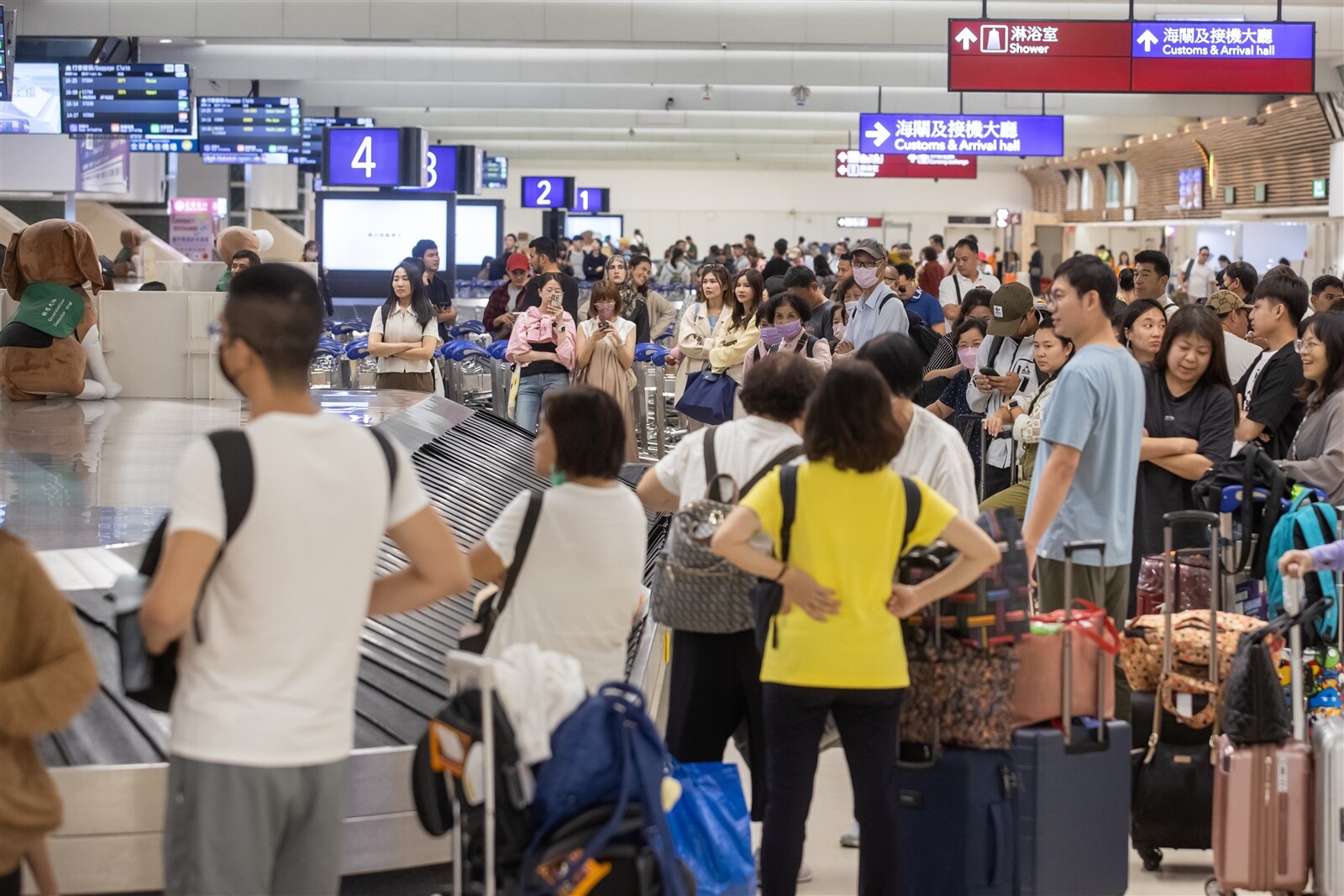 交通部觀光署今年訂一千萬國際旅客來台目標，交通部長陳世凱昨天坦言難達標，今年預估大概七百五十萬人次。圖為桃園機場入境旅客。記者季相儒／攝影 