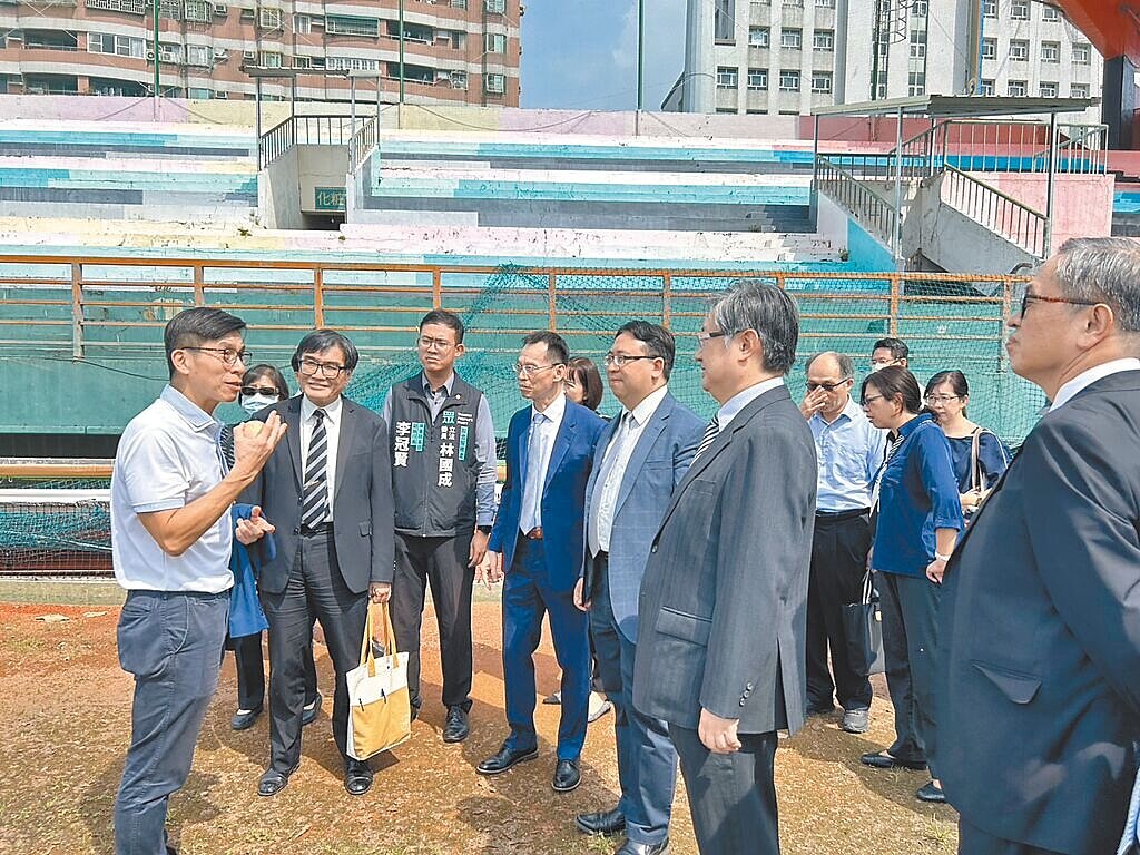 屏東立委鍾佳濱（左一）16日邀集司法相關人員考察屏東縣立棒球場改為司法園區的可能性，期間他們提出職務宿舍的要求。（謝佳潾攝）