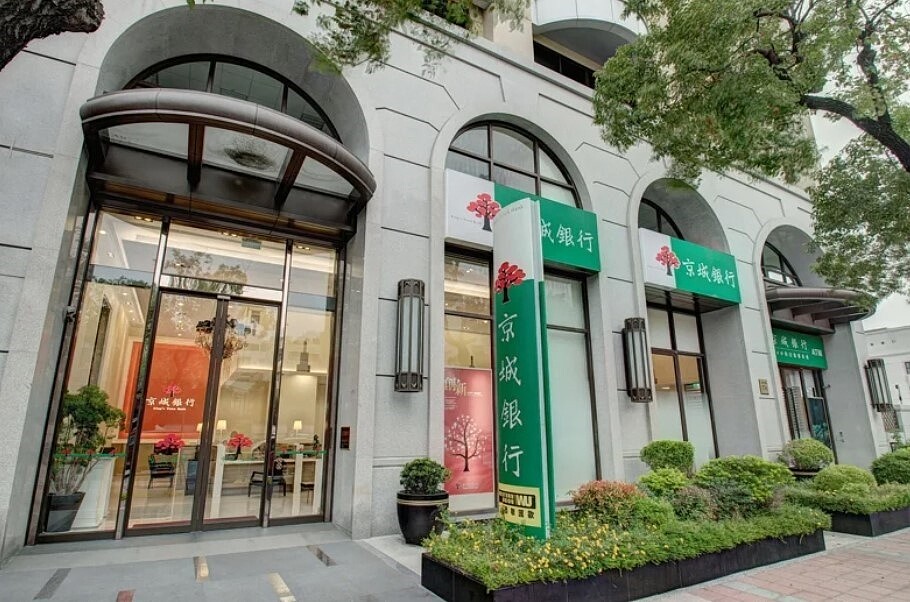 台開公司(2841)2022年8月下市後,無力償還多家金融機構欠款,也讓名下資產進入法拍。其中,首拍底價24.93億元的台中市北屯區大坑4萬坪土地,16日進入第10個拍次,債權人京城銀行(2809)以底價8.18億元承受。圖/京城銀提供