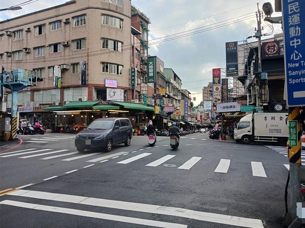 新北市三峽區文化路與民生路段，近日因三峽警分局加裝科技執法取締不禮讓行人，新北市交通局將原本的閃黃燈改為三色號誌，但卻因秒數問題造成路口大塞車、民怨四起，交通局則表示由於將車輛通行時間部分挪用為禮讓行人，目前觀察確實容易造成交通塞車，會再滾動式檢討紅綠燈秒數。圖／三峽警分局提供
