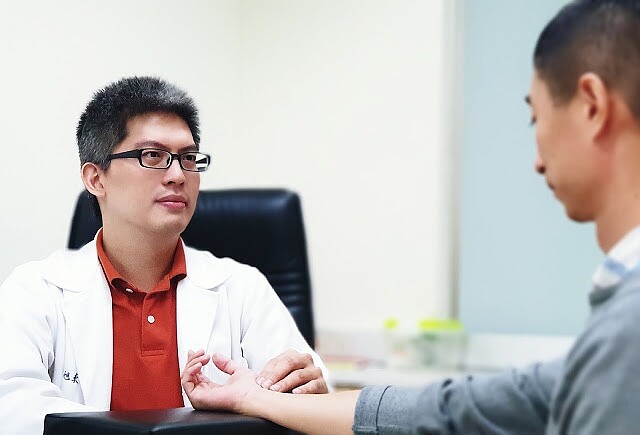 臺北市立聯合醫院仁愛院區中醫科主治醫師謝旭東。圖/擷取自「中醫師 謝旭東」臉書