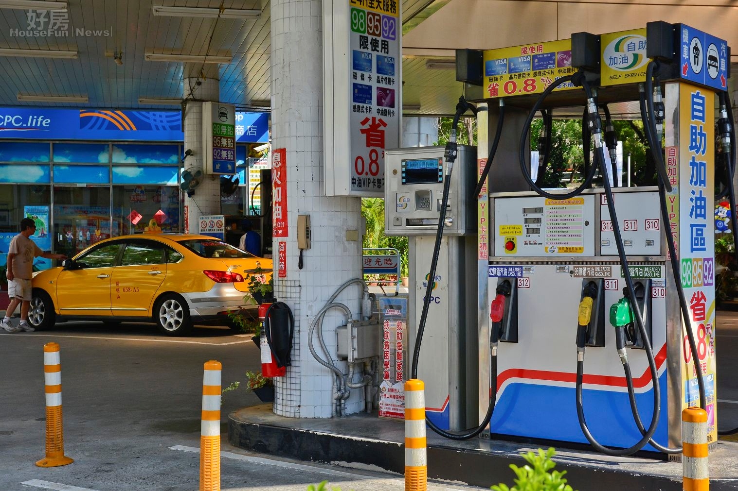 中油油價表加油情鏡照,油價情境照,加油站。(好房News記者 陳韋帆/攝影)