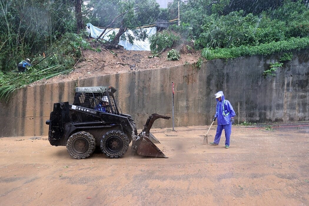 山陀兒颱風10月4日減弱為熱帶性低氣壓並消散，但新北金山、瑞芳都出現超大豪雨，導致災情。圖為山陀兒颱風緩步北上，瑞芳高工邊坡發生土石流災害，工作人員逐步將道路上的土石清除。圖／聯合報系資料照