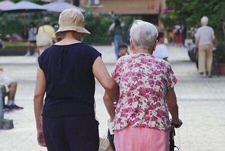 依目前台灣生育率「世界低」的實情推估,出生數開始低於10萬人的時間點,將從2054年提前至2040年,大幅提前15年。圖∕本報資料照片