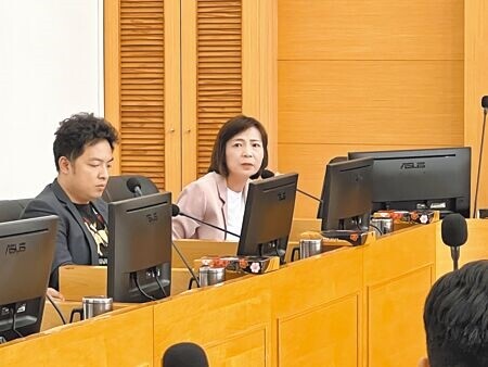 
台中市議會中捷吊臂事件調查小組17日審查總結報告，民進黨議員陳淑華（右）、蔡耀頡（左）認為市府應負起行政責任。（林欣儀攝）
