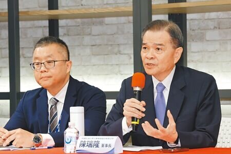 威京集團旗下中石化及子公司鼎越開發17日由董事長陳瑞隆(右)、總經理陳穎俊(左)召開記者會,陳瑞隆表示已要求承攬京華廣場的廠商,未來所有施工都要遵守主管機關下達命令。(鄧博仁攝)