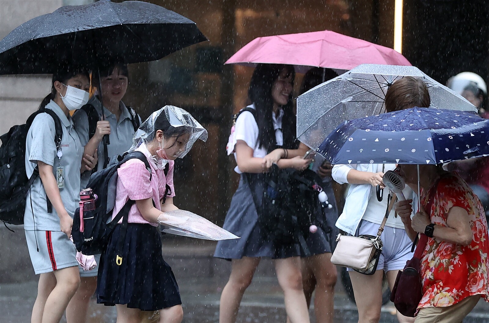 周末兩天東北季風影響，北部及東部轉陰有短暫陣雨天氣，氣溫也隨之下降轉涼。本報資料照片 