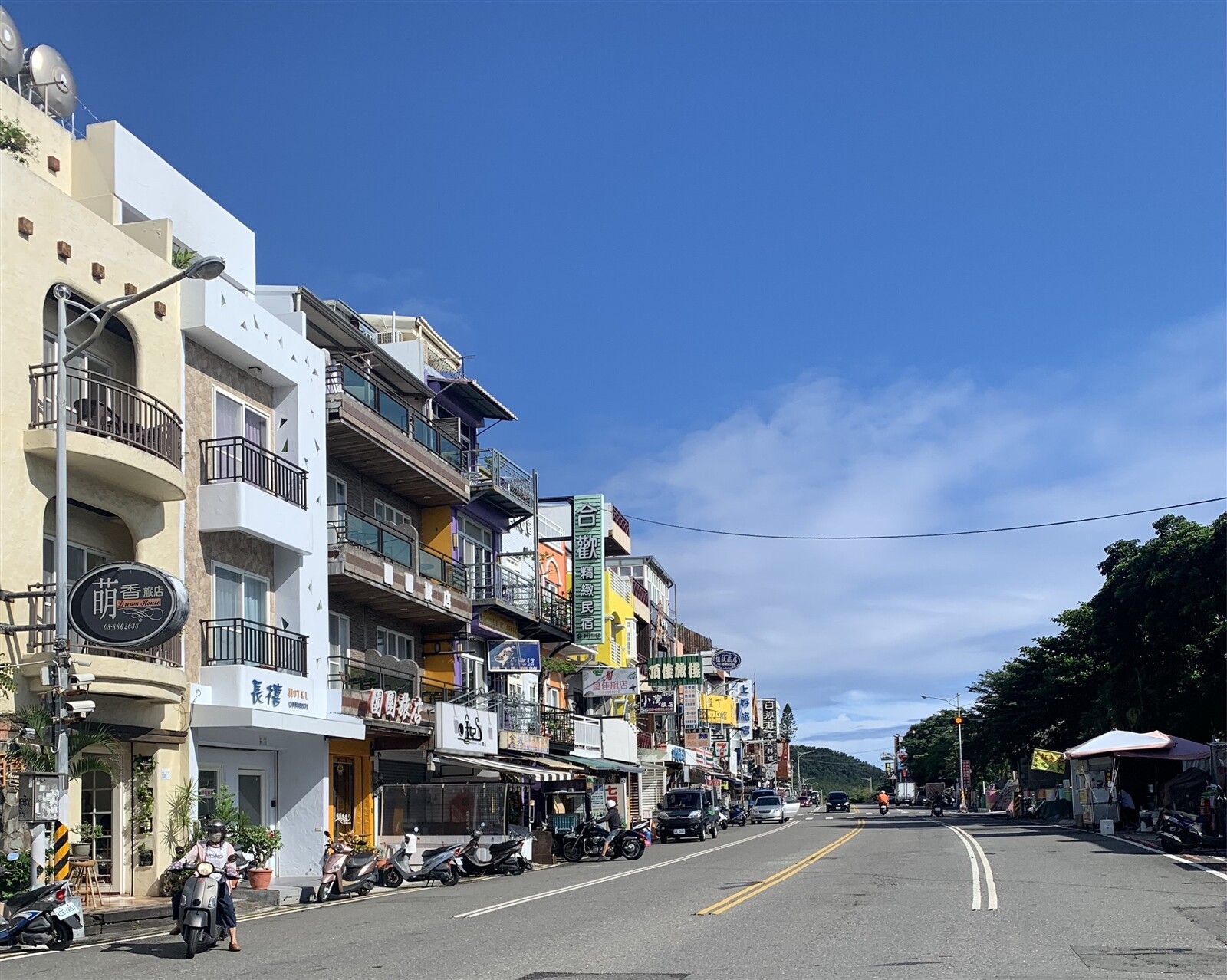 墾丁大街建築亂象由來已久，建物樓高、建蔽率、容積率違規比例極高。記者潘奕言／攝影 