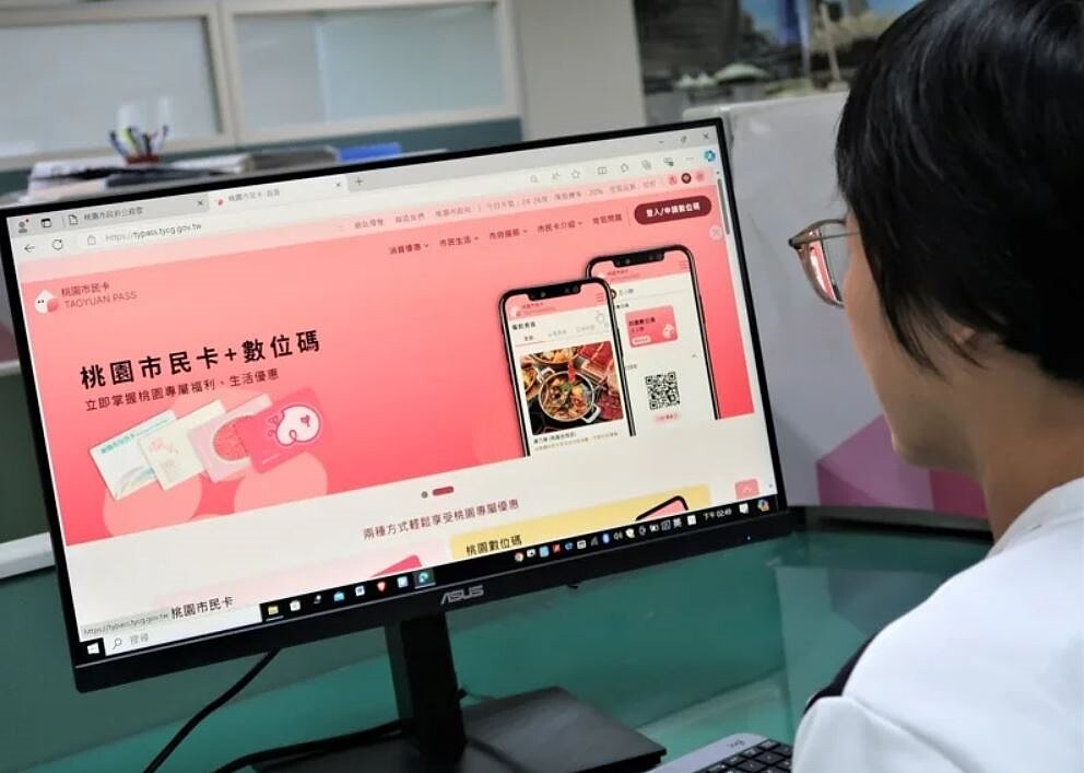 桃園市民卡將推出2.0版,但遭民代質疑「1人恐持有多卡」、特約商店優惠更有許多連鎖店充數。市府則強調,市民卡2.0年底前就會上線,讓市民使用更方便。圖/桃園市智發會提供