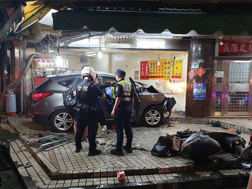 北市一輛銀灰色休旅車突然失控衝入臭豆腐店,造成3名用餐客人當場失去生命跡象。圖/翻攝照片