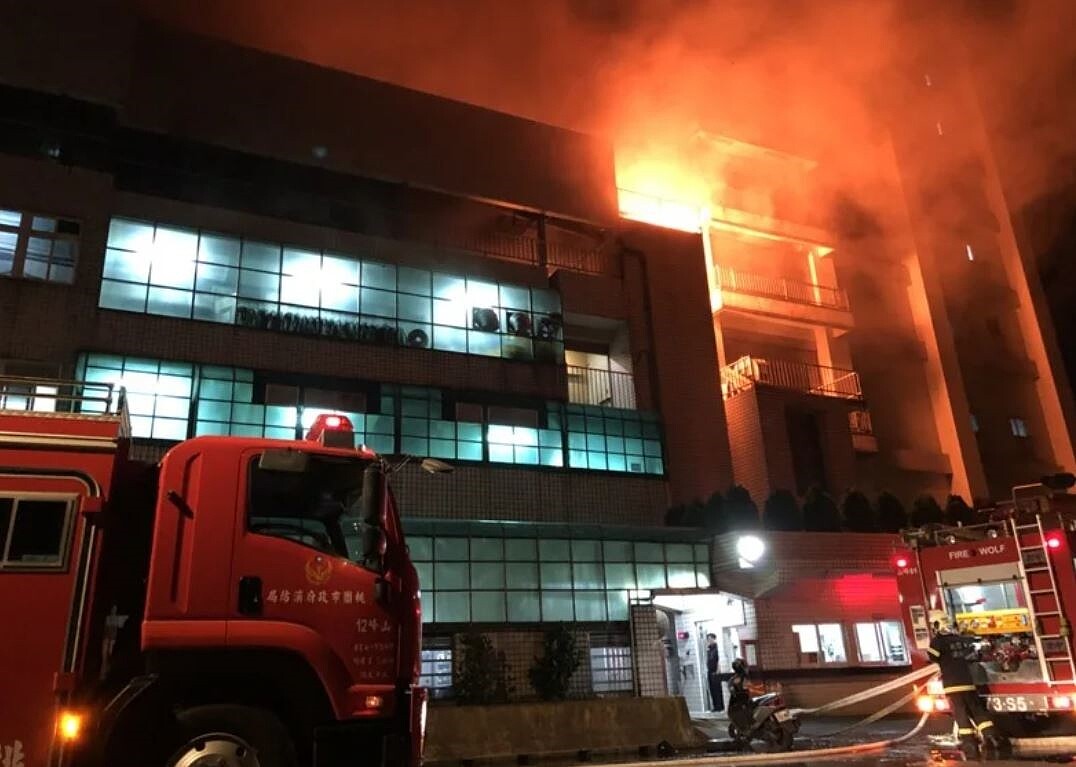 桃園市平鎮區2018年敬鵬大火造成6消防員殉職、2外籍移工喪命,桃園地院日前依業務過失致死罪處董座等6人有期徒刑3至8月,緩刑2至3年不等,二審宣判維持原判。圖/報系資料照