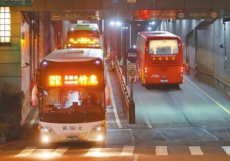 
國道客運11月有17條路線將調票價。圖為客運車輛進出台北轉運站。（本報資料照片）
