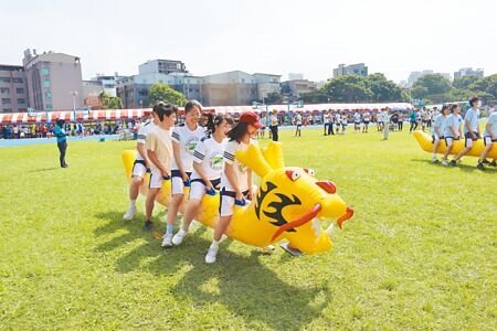 竹北高中成立33周年,18日舉行運動會及趣味競賽等。(邱立雅攝)
