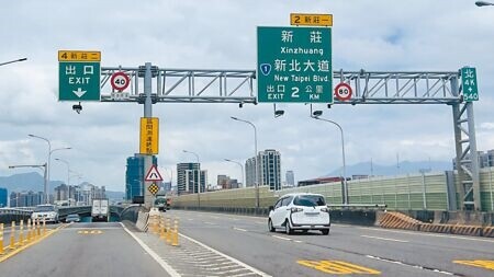 
台65線快速道路北向新莊二出口處已掛上區間測速終點的告示牌，不僅民眾熱議，議員也質疑成效。（呂健豪攝）
