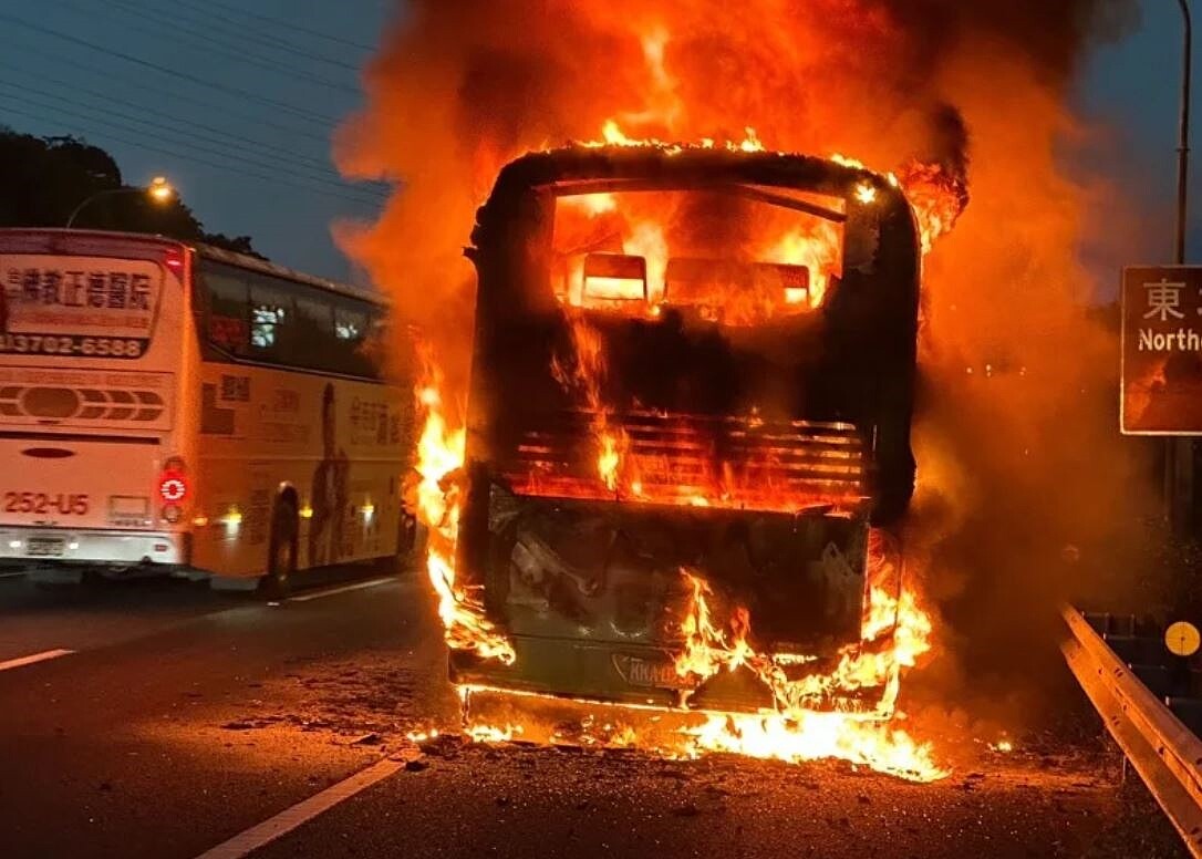 基北快捷公車2088下午5時29分，在北上2.7公里路段火燒車，44人急時逃生。圖／消防局提供
