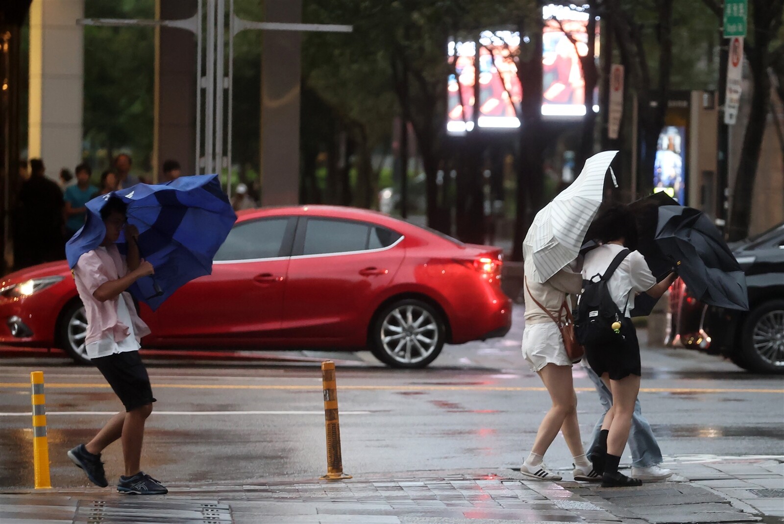 今晚至明天，以及下周二傍晚至下周五午前，宜蘭有局部較大雨勢發生的機率。本報資料照片 