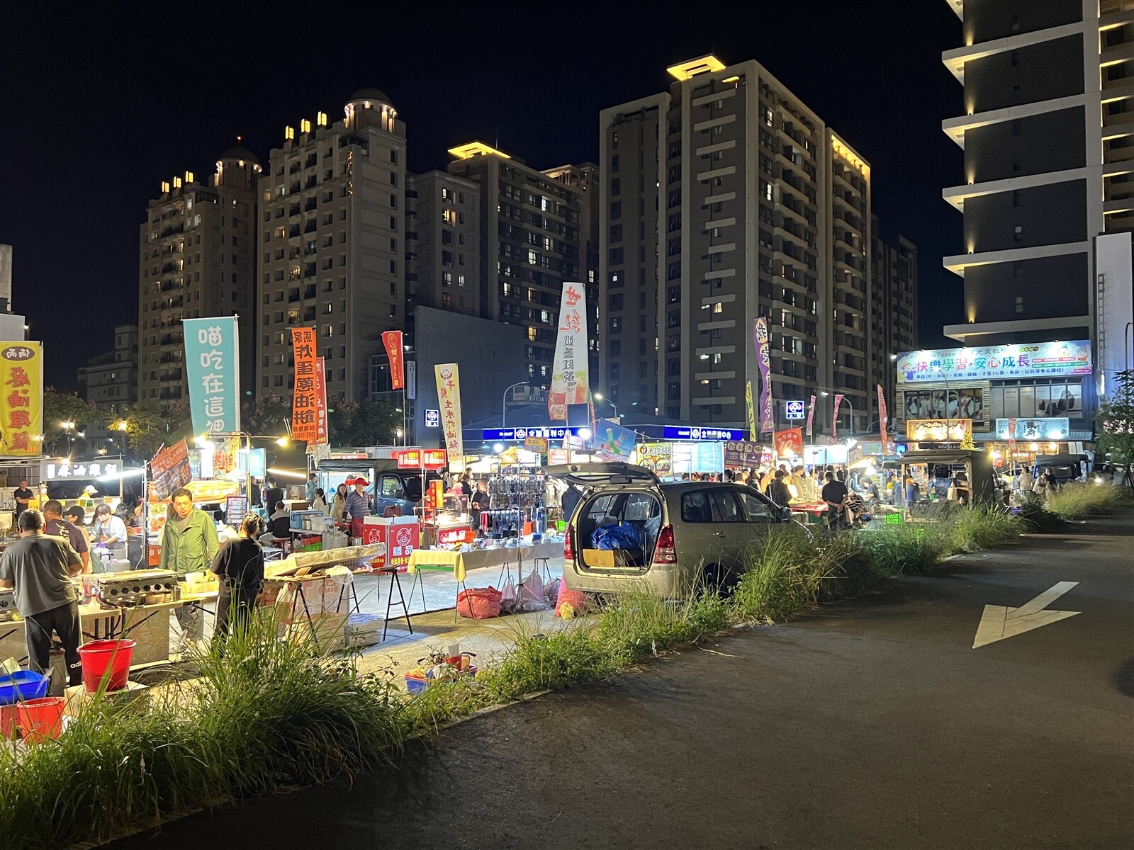 新竹市慈雲夜市是竹科工程師下班的好去處，陪伴新竹人已十餘年，不過近來攤商接到通知，因地主已將土地出售，預計營業到今年底，不少新竹人聞訊感到錯愕不捨。記者黃羿馨／攝影 