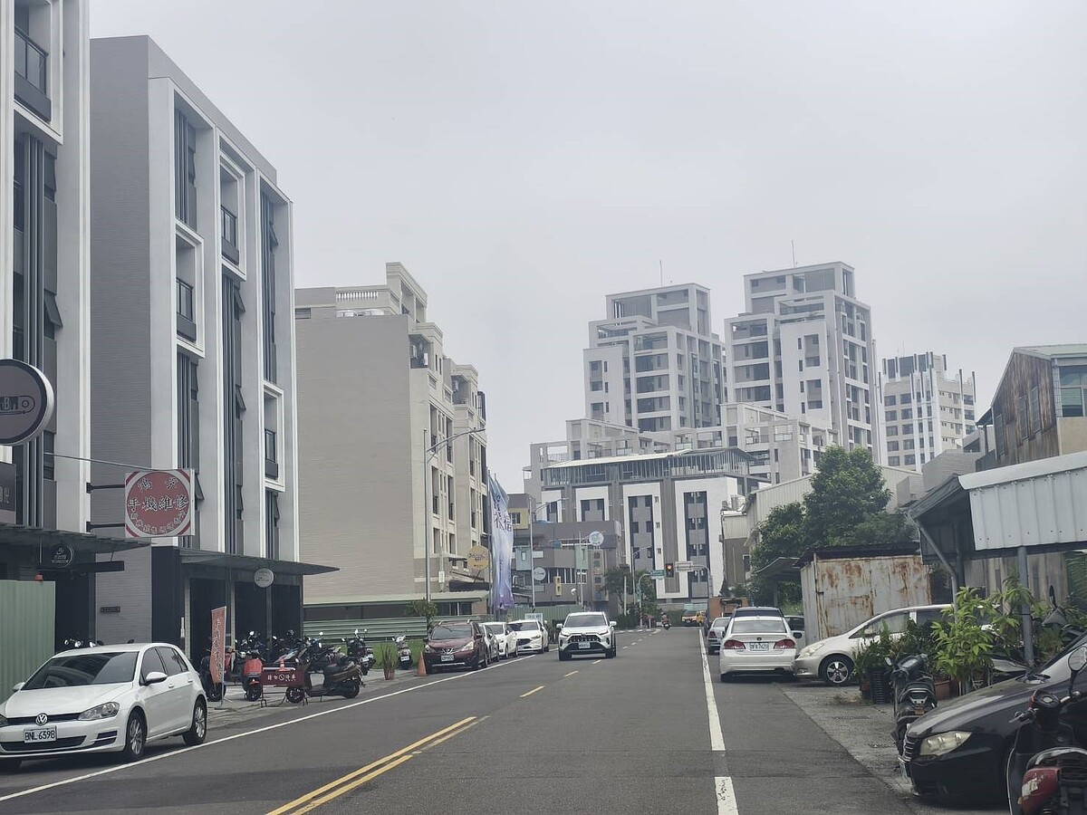 南科帶動下,台南市新和、社內重劃區陸續興建大樓,人口密度提高 ,道路不寬未來面臨停車及汙水等問題。記者吳淑玲/攝影