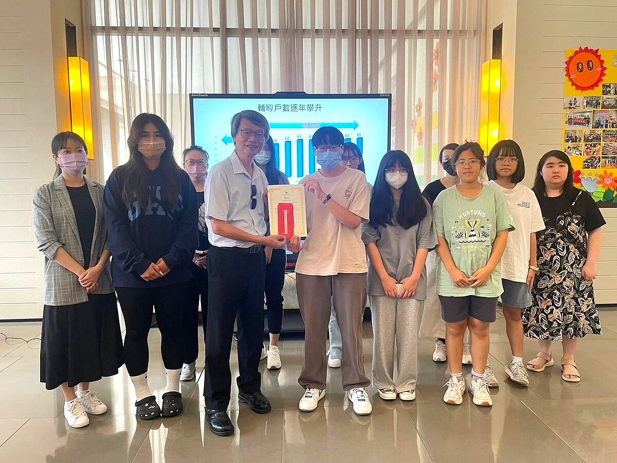 獎勵家戶子女就學優異表現,社區管委會代表頒發獎學金。圖/社會局提供