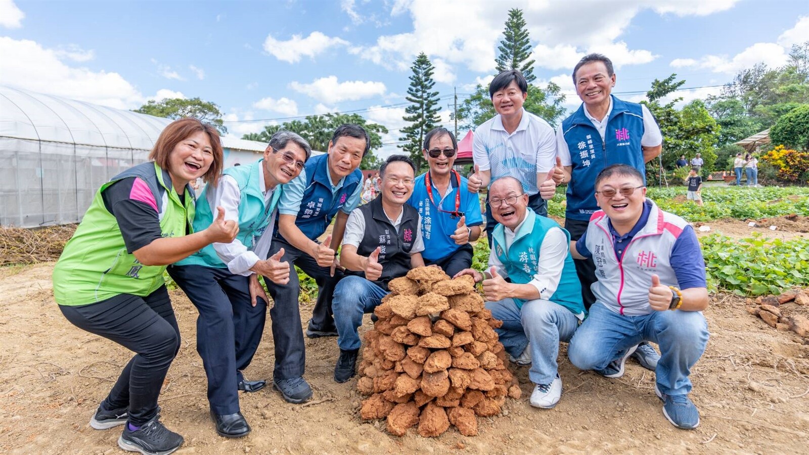 副市長蘇俊賓與貴賓一起焢窯體驗。圖：市府提供