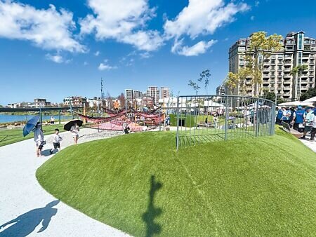 桃園市大園區華興池公園面積約6.97公頃,19日開園啟用,多樣化的遊樂設施不僅讓長輩在早晨或黃昏時分散步,親子也可盡情遊玩。(廖姮玥攝)