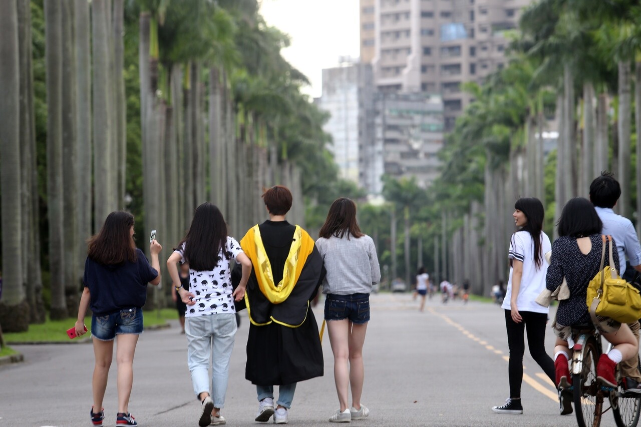 主計總處最新統計顯示，研究所學歷全體受僱員工經常性薪資中位數去年突破6萬元後，今年持續向6.3萬元挺進。示意圖，人物與新聞無關。圖／聯合報系資料照片 