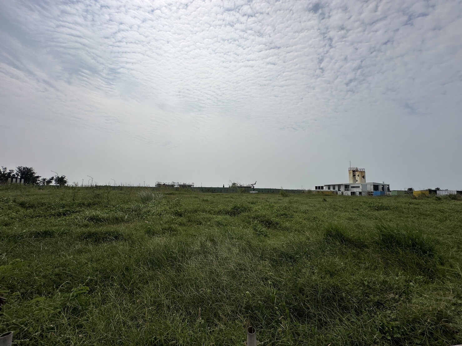 布袋商港濱海樂園，由頂晶科技公司得標開發，目前架設圍籬整地、申請建照設計規畫，明年上半年動工。記者魯永明／攝影 