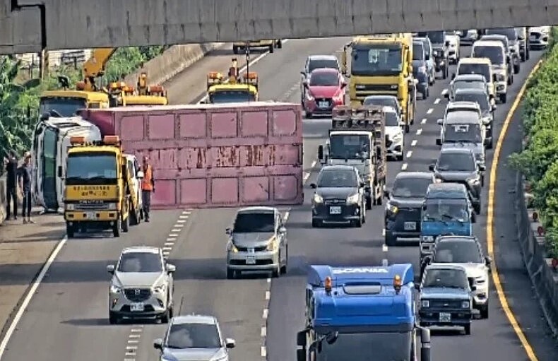 9月3日國道1號南向196公里處事故。圖/高公局提供