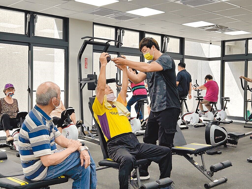 環境部檢視室內空氣品質納管對象,下修健身房管制樓地板面積外,也考慮把幼兒園及長照機構納入。示意圖為彰化縣衛生局設置的不老健身房。圖/彰化縣政府提供