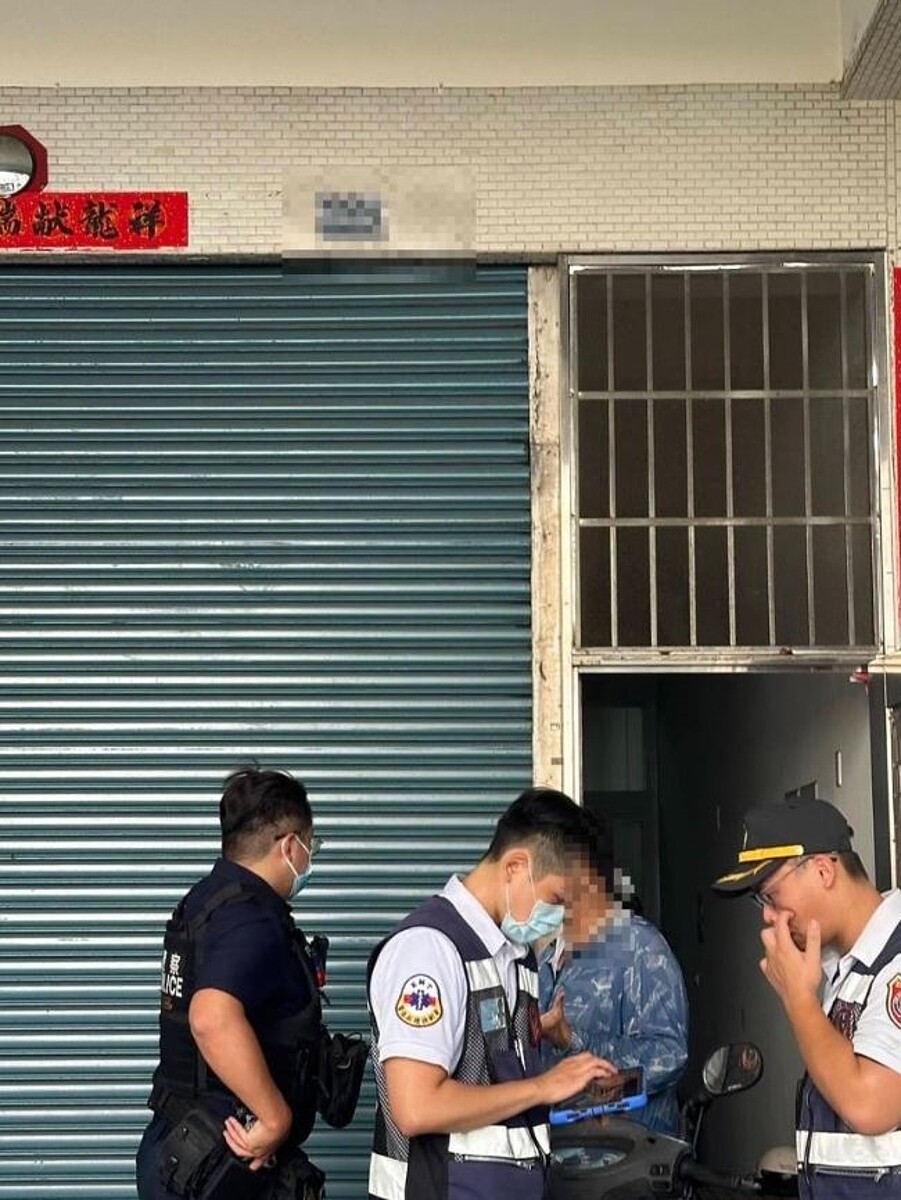 獨居在高雄市三民區的41歲謝姓男子,家中傳出異味,警消請鎖匠開門,驚見他倒地死亡。記者石秀華/翻攝